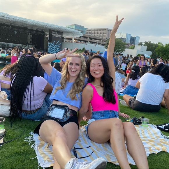 Hi I’m Hallie! Currently purging my closet from 10 years ago! - Picture 3 of 4